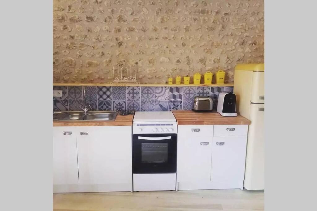 As Seen On A New Life In The Sun - Beautiful 3 Bedroom Cottage With Shared Pool Montboyer Ngoại thất bức ảnh