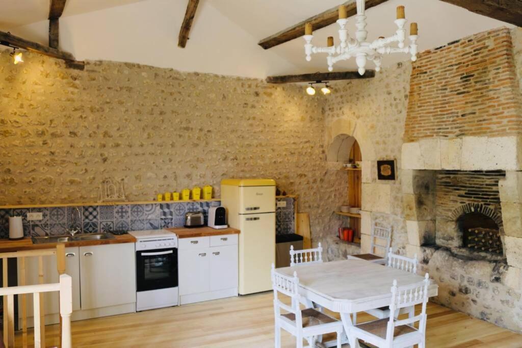 As Seen On A New Life In The Sun - Beautiful 3 Bedroom Cottage With Shared Pool Montboyer Ngoại thất bức ảnh