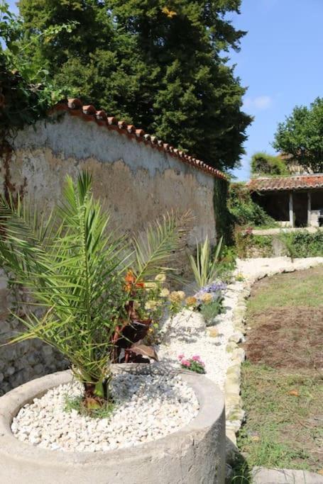 As Seen On A New Life In The Sun - Beautiful 3 Bedroom Cottage With Shared Pool Montboyer Ngoại thất bức ảnh