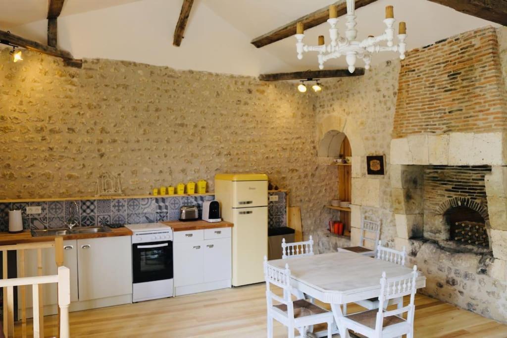 As Seen On A New Life In The Sun - Beautiful 3 Bedroom Cottage With Shared Pool Montboyer Ngoại thất bức ảnh