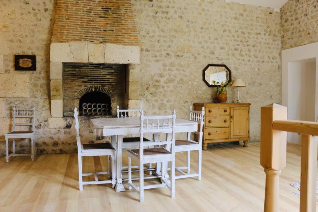 As Seen On A New Life In The Sun - Beautiful 3 Bedroom Cottage With Shared Pool Montboyer Ngoại thất bức ảnh