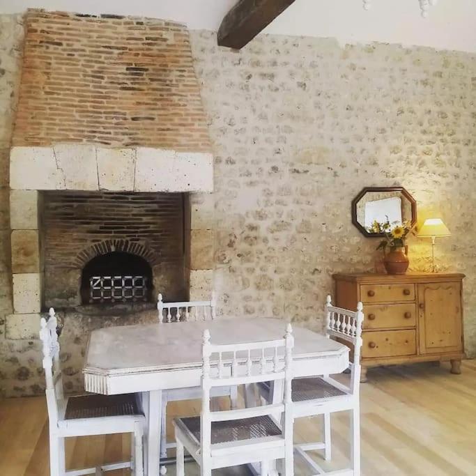As Seen On A New Life In The Sun - Beautiful 3 Bedroom Cottage With Shared Pool Montboyer Ngoại thất bức ảnh
